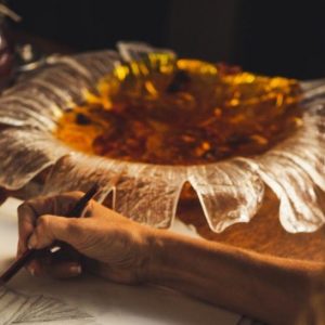 Plato Flor de vidrio Ondulado con relleno Ámbar