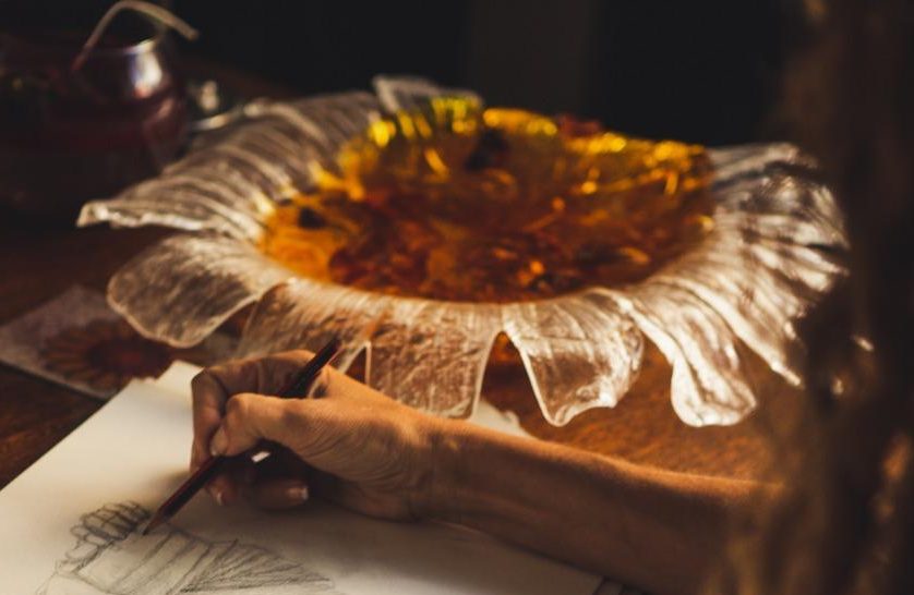 Plato Flor de vidrio Ondulado con relleno Ámbar