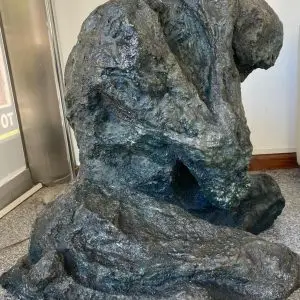 Raíz – Escultura en hierro patinado